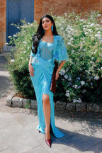 Hourglass in a Turqoise color with cape