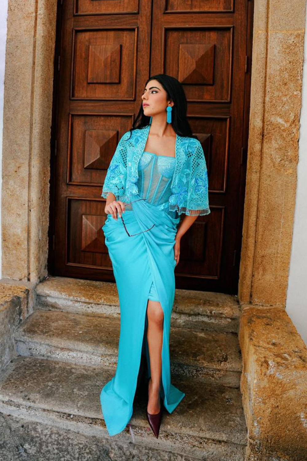 Hourglass in a Turqoise color with cape