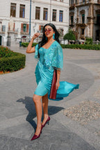 Hourglass in a Turqoise color with cape