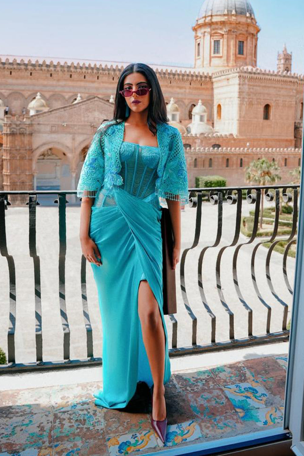 Hourglass in a Turqoise color with cape