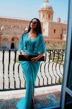 Hourglass in a Turqoise color with cape